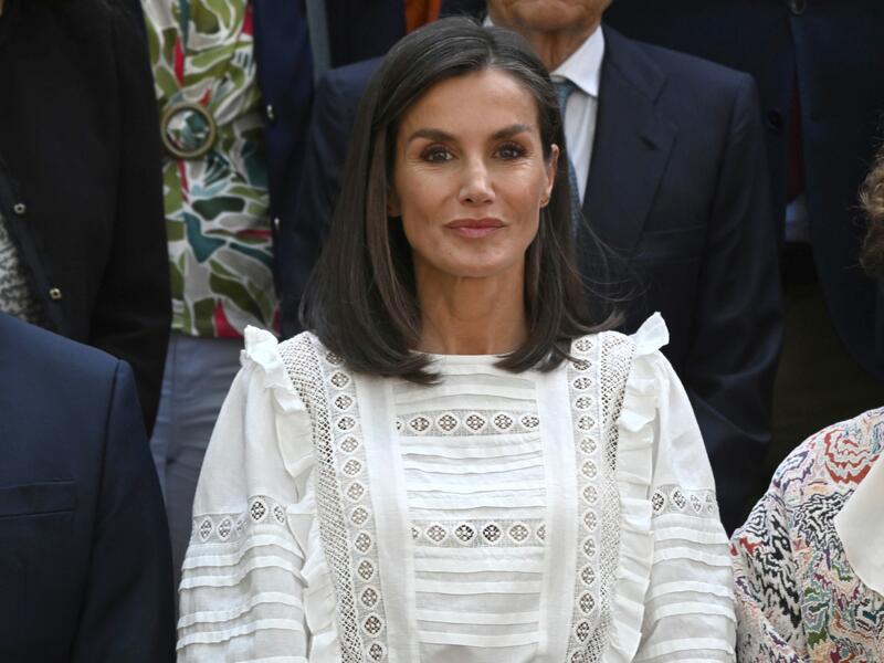 La Reina Letizia Reaparece Radiante Con Su Preciosa Blusa Bohemia Que