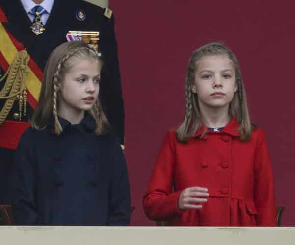 Analizamos el vestuario escogido por Leonor y Sofía para el desfile de las Fuerzas Armadas