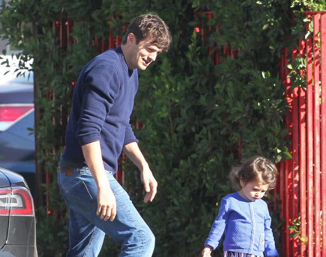 Ashton Kutcher se muestra como un padre entregado y enseña el culo ante la presencia de los reporteros