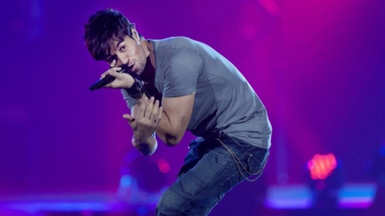 PILLADA MÁXIMA. El desastroso ‘playback’ de Enrique Iglesias en los NRJ Music Awards