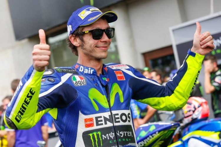 El vídeo de la agresión de Valentino Rossi a una mujer que disfrutaba del <i></noscript>paddock</i> de Cheste