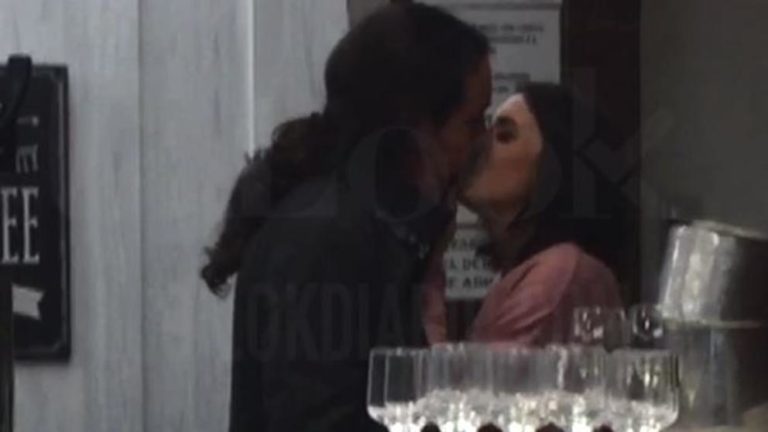 Pablo Iglesias e Irene Montero celebran con un pasional beso que son los ganadores del juego de la silla