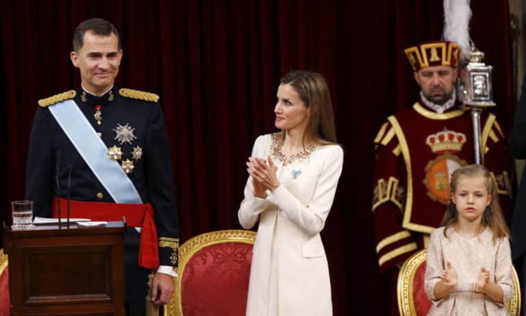 Felipe VI y Letizia Ortiz cumplen 1000 días de reinado entre aplausos, loas y bofetadas sin mano