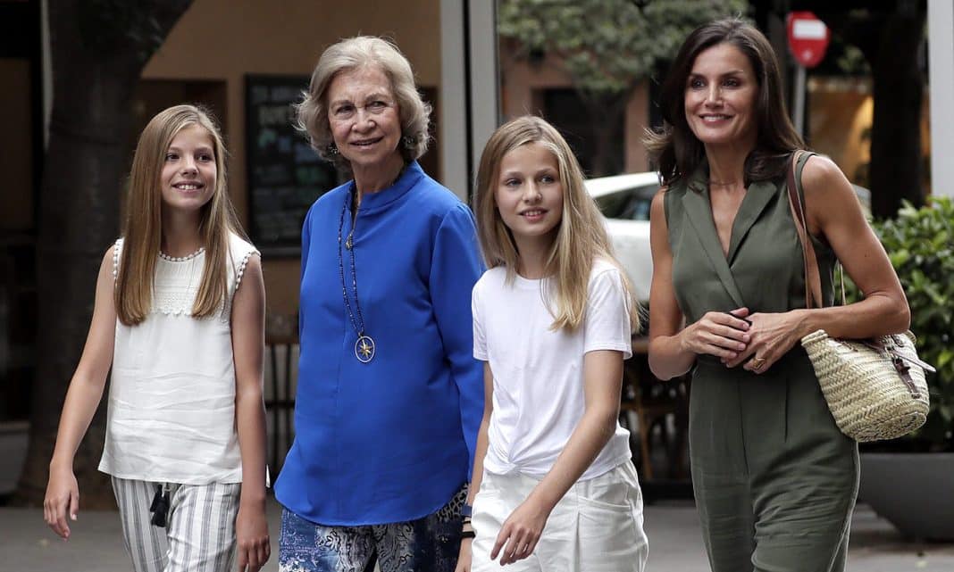 la reina sofia con sus nietas leonor y sofia