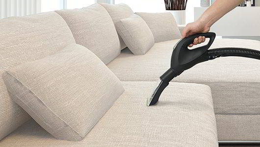 El truco infalible para limpiar un sofá de tela y dejarlo