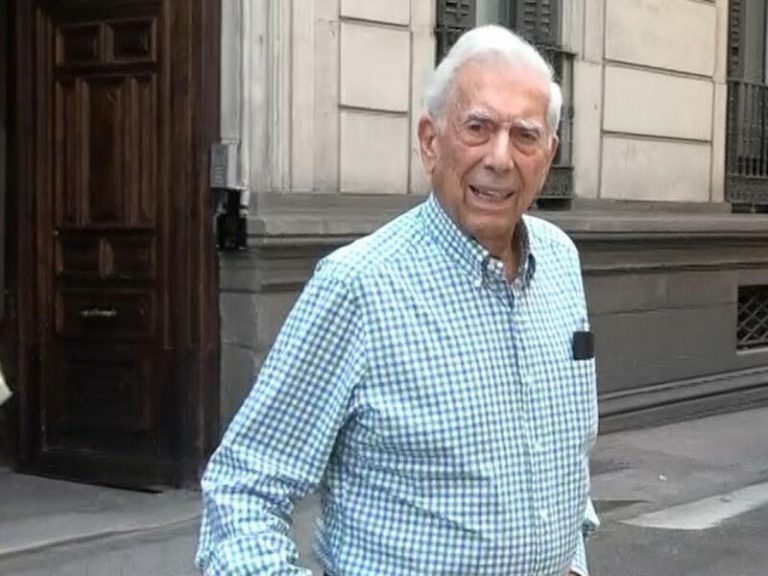 Mario Vargas Llosa regresa a Madrid con su mujer, Patricia Llosa, y su mejor guardaespaldas, su hija Morgana