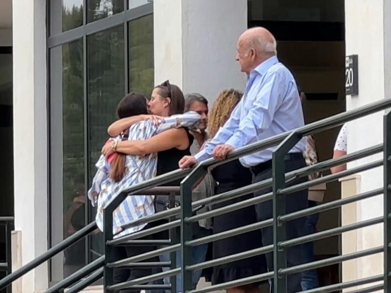 Las hijas de Pepa Flores despiden al marido de esta, Massimo Stecchini