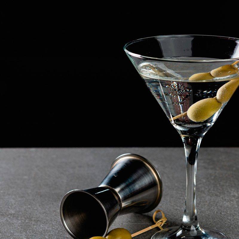 Un brindis a la elegancia: aprende a preparar un auténtico Dry Martini como los de Bond, James Bond