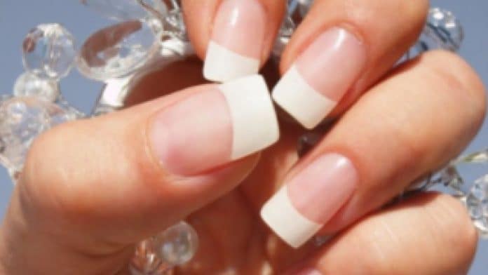 Uñas Fuertes y Bellas: 7 Consejos Caseros para Manos de Envidia