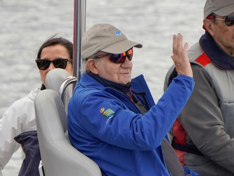 La Infanta Elena y el Rey Juan Carlos I salen a navegar en Sanxenxo