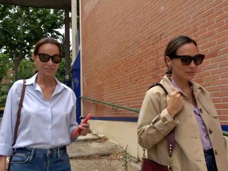 Isabel Preysler en apuros: Tamara Falcó rescata a su madre en la urna a la hora de votar