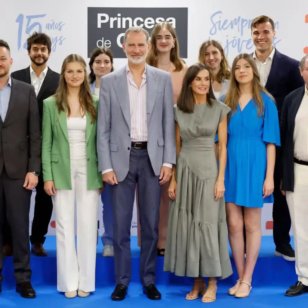 La reina Letizia se presenta en Girona con un vestido de alquiler y unos pendientes de 250 euros