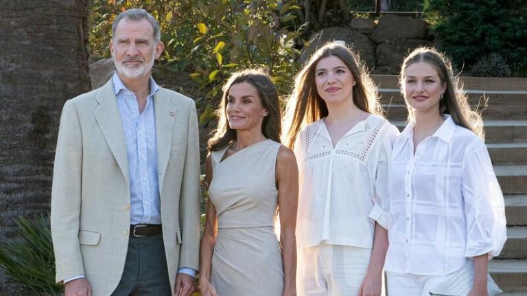 Los reyes Felipe y Letizia se unen al estilo ‘total white’ de sus hijas durante su visita a Lloret del Mar