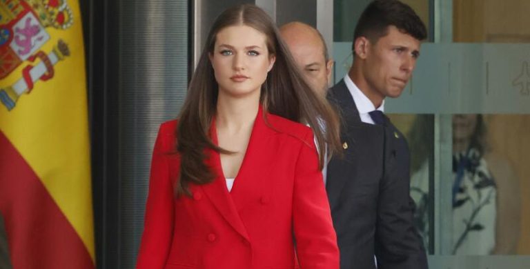 La Princesa Leonor deslumbra en su debut internacional con un impactante look rojo