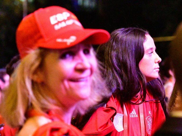 Victoria Federica y la infanta Elena acaparan todas las miradas en la celebración de ‘La Roja’. ¡Incluido un pequeño traspiés!