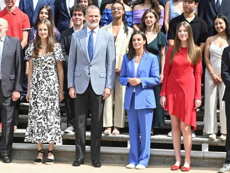 La Reina Letizia rescata sus zapatillas blancas para un jornada de audiencias en la Zarzuela