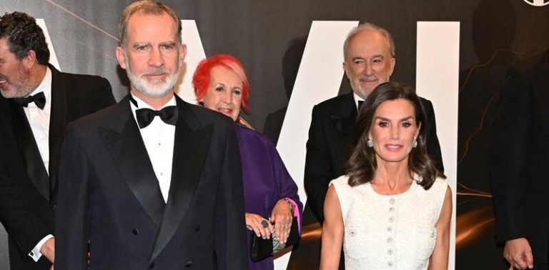 La reina Letizia, radiante de blanco y con unas lujosas joyas en los Premios de Periodismo ABC