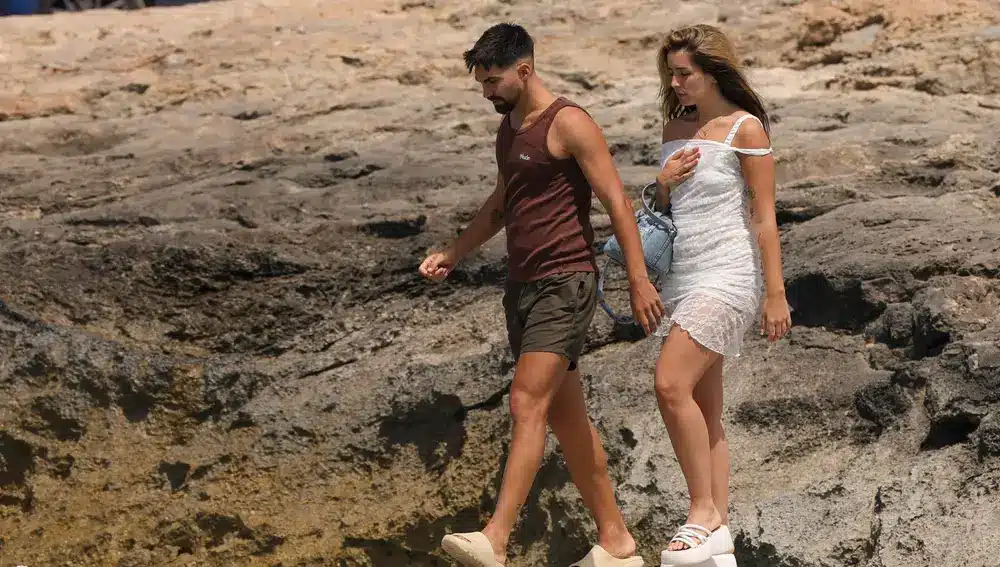 Las sandalias con plataforma de Lola Índigo se ponen de moda en Ibiza