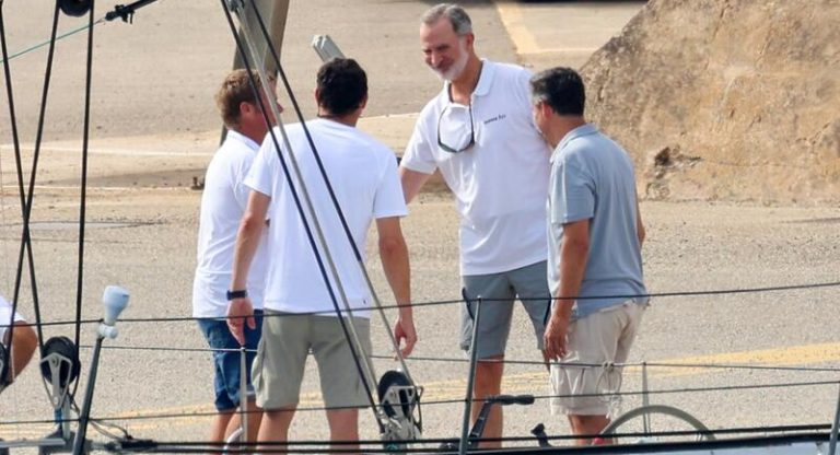 El Rey Felipe VI y su visita al catamarán de la Copa de América en Mallorca