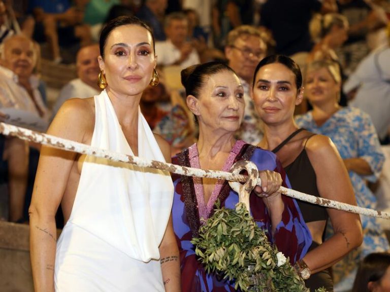 Vicky Martín Berrocal se reencuentra con un viejo amor en Mallorca, disfrutando de la compañía de su madre y su hermana