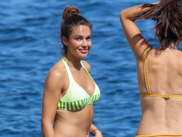 Lara Álvarez presume de tipazo en bikini durante una divertida jornada en Mallorca con María José Suárez