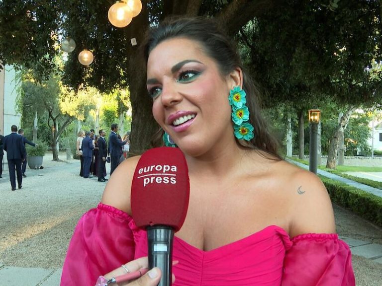 Adriana Dorronsoro presume su estilo en la boda de Antonio Rossi y comenta la notable ausencia de Ana Rosa Quintana