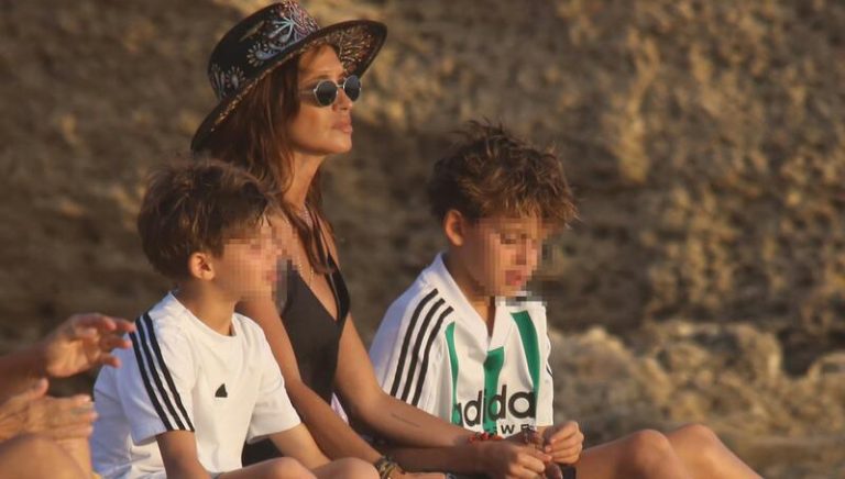 Sara Carbonero pone fin a sus vacaciones con sus hijos Martín y Lucas