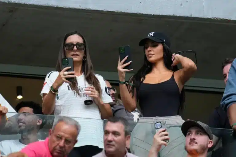 Kim Kardashian conquista Madrid con un top para no pasar calor en el Bernabéu