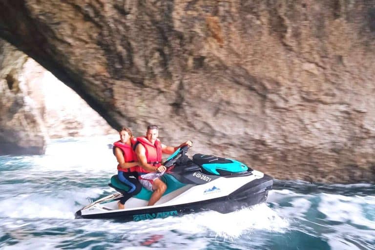 Rutas en moto de agua en Ribadesella, de la mano de los guías expertos de Montañas del Norte