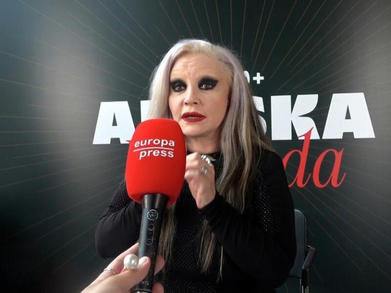 Alaska rinde un sentido homenaje a María Teresa Campos