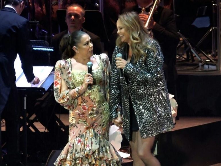 Isabel Pantoja y Shaila Dúrcal se unen en Valencia para cantar ‘Garlochi’