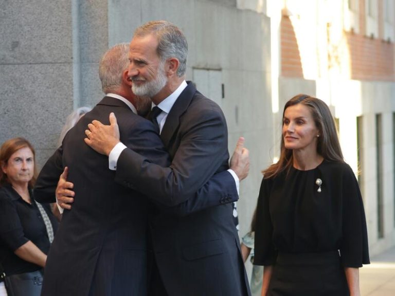 Los reyes y Don Juan Carlos se encuentran nuevamente en un funeral en el plazo de 24 horas