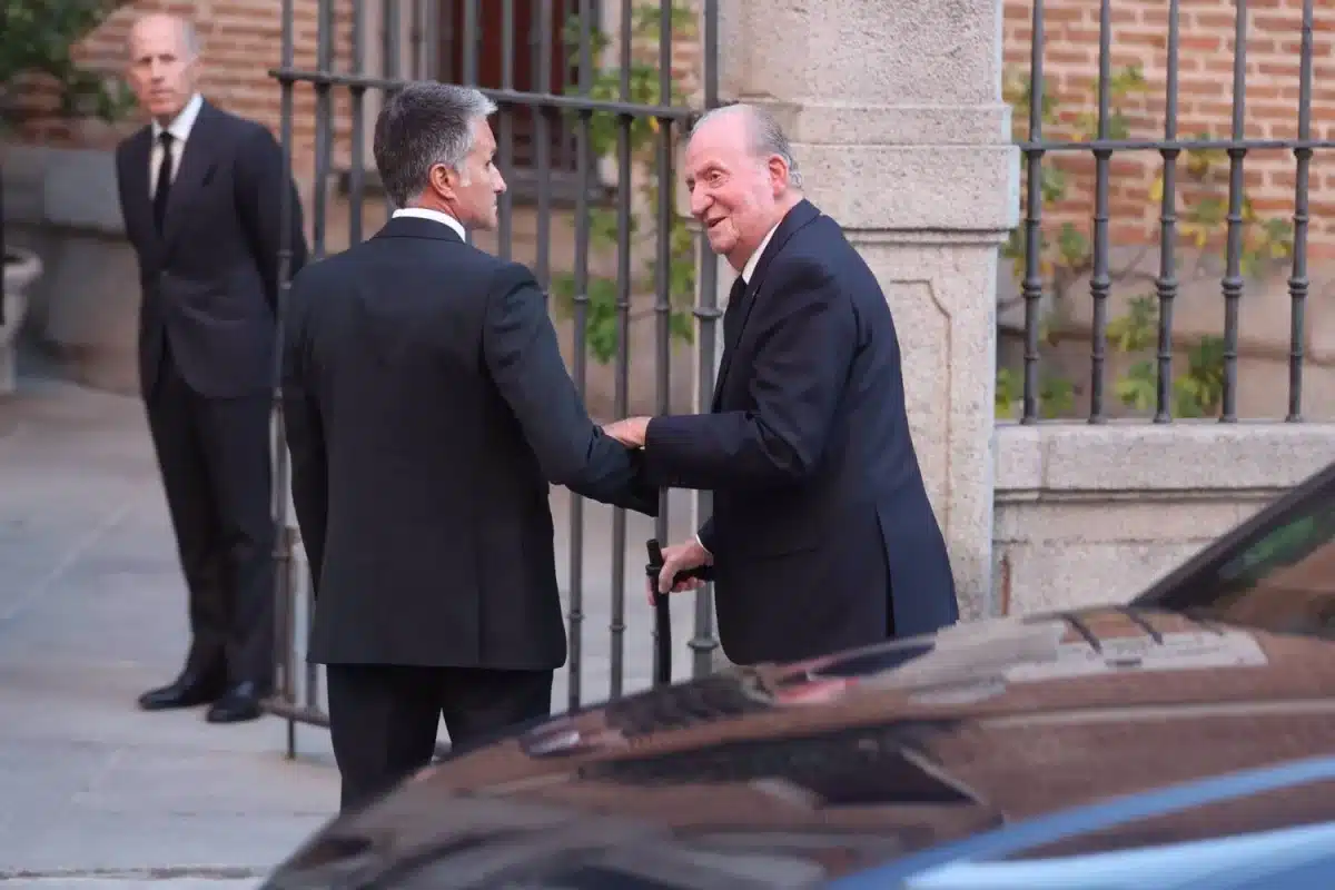 Emotivo reencuentro familiar en el último adiós al sobrino del Rey Juan Carlos